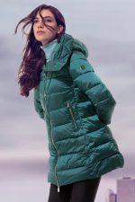 μακρυμάνικο πουπουλένιο μπουφάν με κουκούλα, κορδόνι, φερμουάρ και σατέν τσέπες