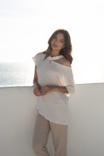 Μπλούζα ασύμμετρη με κόψιμο στον ώμο ιβουάρ - Image 3