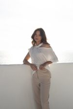 Μπλούζα ασύμμετρη με κόψιμο στον ώμο ιβουάρ - Image 2