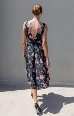 Φόρεμα μίντι με ανοιχτή πλάτη - Image 4