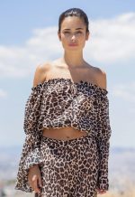 Σετ. Μπλούζα animal print με ακάλυπτους ώμους Με Παντελόνα animal print - Image 4