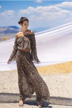 Σετ. Μπλούζα animal print με ακάλυπτους ώμους Με Παντελόνα animal print