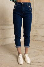 Παντελόνι τζιν σε στενή γραμμή με χρυσά κουμπιά