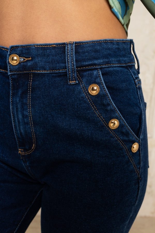 Παντελόνι τζιν σε στενή γραμμή με χρυσά κουμπιά - Image 2