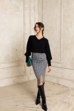 Φούστα μίντι με σκίσιμο καρό