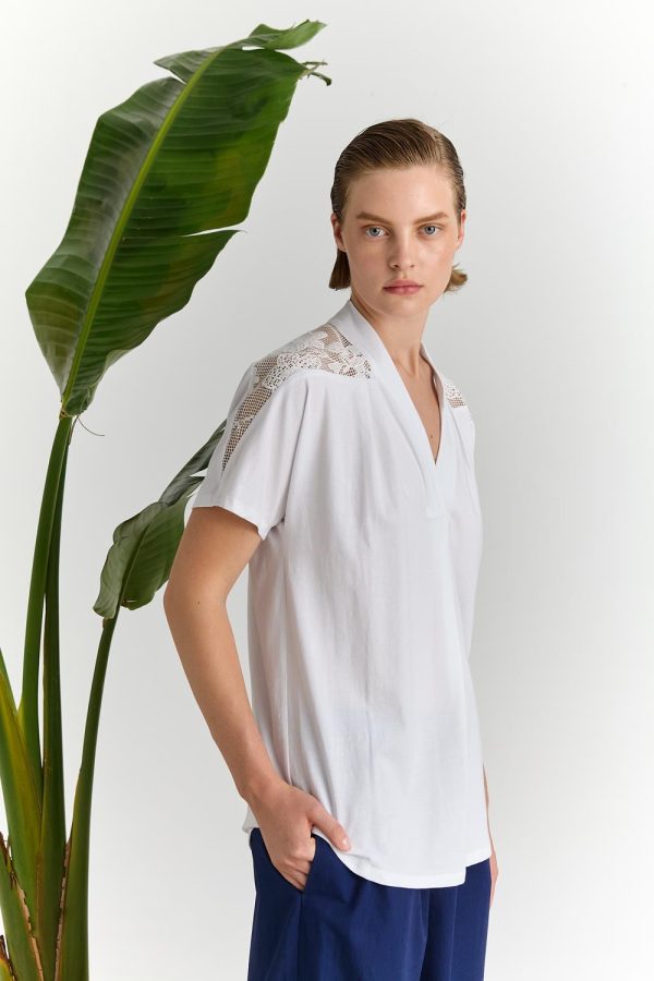 Λευκή μπλούζα δαντέλα στους ώμους - Image 1