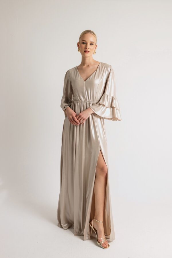 Φόρεμα μονόχρωμο με λαιμόκοψη V και φραμπαλά στα μανίκια σαμπανιζέ - Image 1