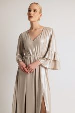 Φόρεμα μονόχρωμο με λαιμόκοψη V και φραμπαλά στα μανίκια σαμπανιζέ - Image 2