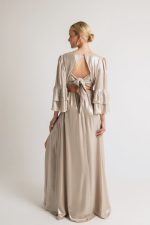 Φόρεμα μονόχρωμο με λαιμόκοψη V και φραμπαλά στα μανίκια σαμπανιζέ - Image 3