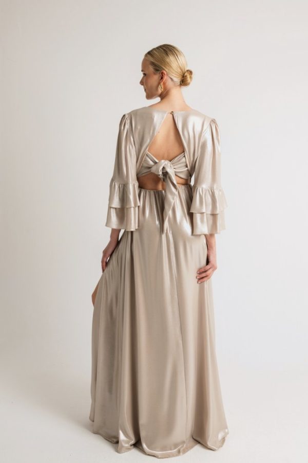 Φόρεμα μονόχρωμο με λαιμόκοψη V και φραμπαλά στα μανίκια σαμπανιζέ - Image 3