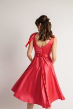 Φόρεμα σατέν μονόχρωμο midi με ζώνη και φιόγκο στον ώμο κόκκινο - Image 2