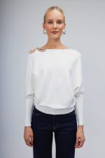 Πουλόβερ ΄λευκό με σχέδιο από strass στον ώμο - Image 3