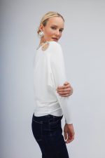 Πουλόβερ ΄λευκό με σχέδιο από strass στον ώμο