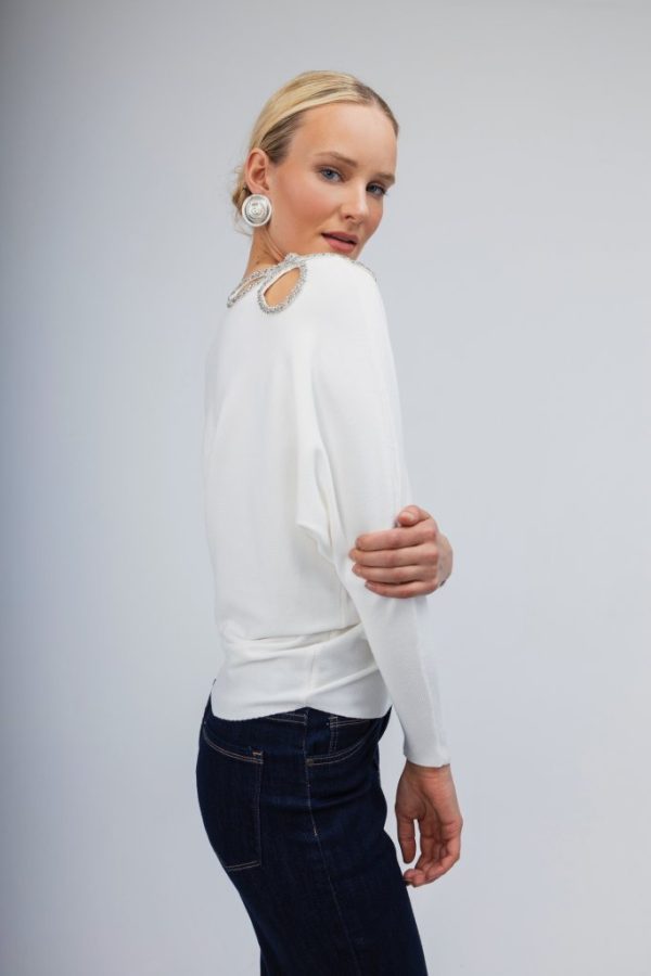 Πουλόβερ ΄λευκό με σχέδιο από strass στον ώμο - Image 1