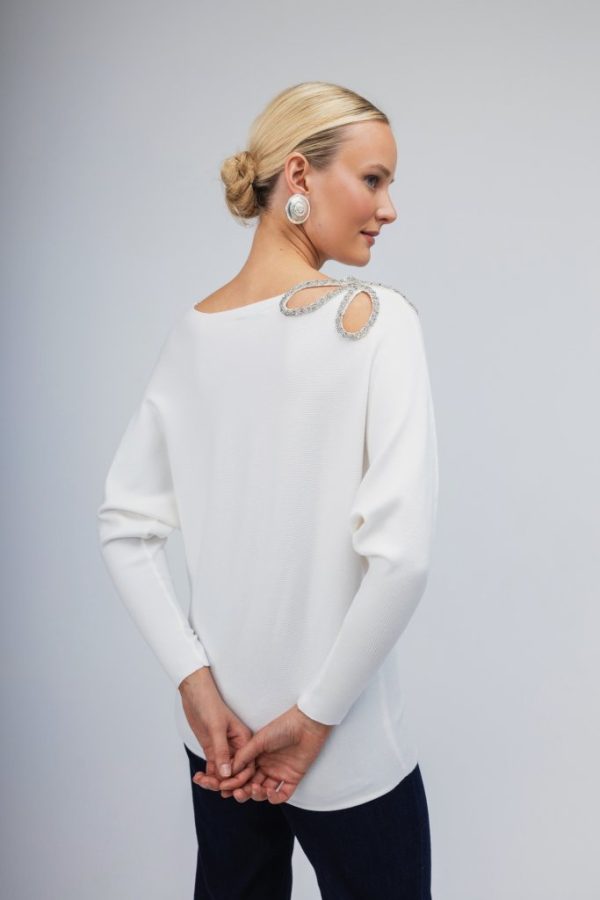 Πουλόβερ ΄λευκό με σχέδιο από strass στον ώμο - Image 2