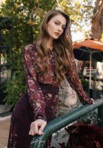 Σετ με ιδιαίτερα floral σχέδια και άνισο βολάν στη φούστα μπορντώ