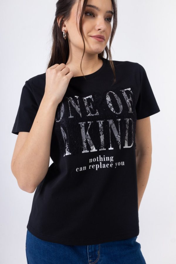 Μαύρο Κοντομάνικο Μπλουζάκι με Τύπωμα “One of a Kind” & Δαντέλα - Image 1