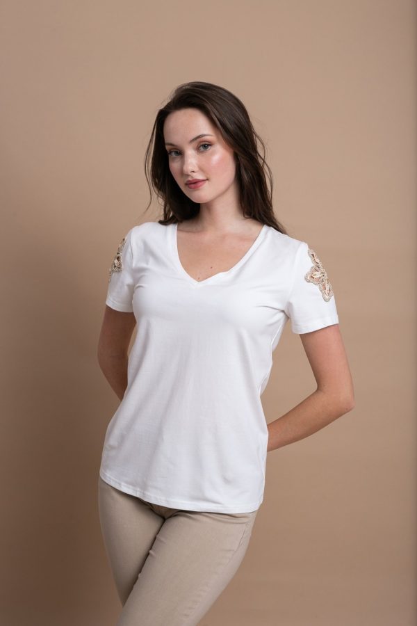 Μπλούζα Λευκή με V Λαιμόκοψη & Διακοσμητικό Σχέδιο στον Ώμο - Image 2