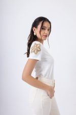 Μπλούζα Λευκή με V Λαιμόκοψη & Διακοσμητικό Σχέδιο στον Ώμο