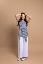 Ριγέ Μπλούζα Ασύμμετρη Μπλε με Διακοσμητική Αγκράφα Κοχύλι - Image 2