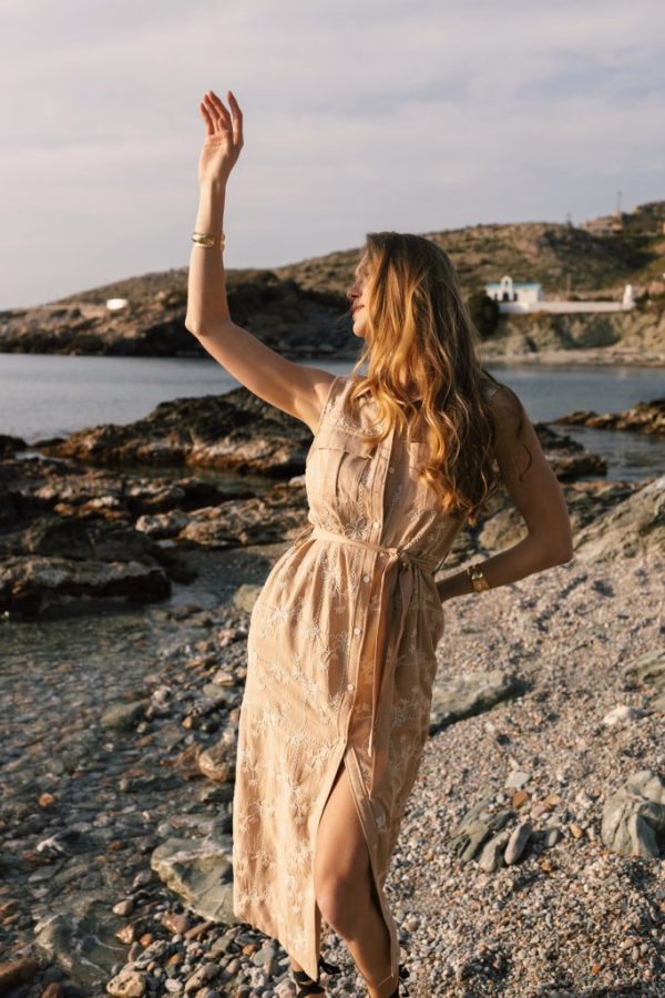 Midi Φόρεμα Μπεζ με Κέντημα Λουλουδιών & Ζώνη - Image 1