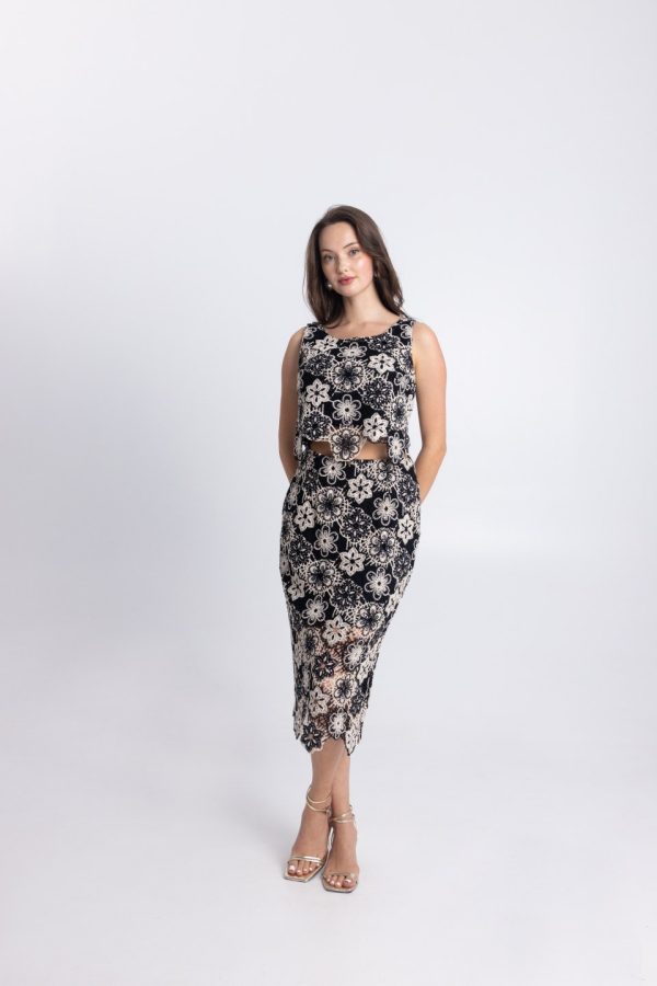 Κεντητό Σετ Μαύρο – Εκρού με Cropped Top και Midi Φούστα - Image 3