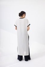 Μακριά Μπλούζα Λευκή με Πλαϊνά Ανοίγματα & Contrast Λεπτομέρειες - Image 2