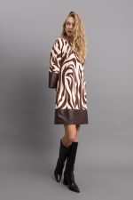 Καφέ Statement Φόρεμα με Abstract Animal Print και Δερματίνη - Image 3